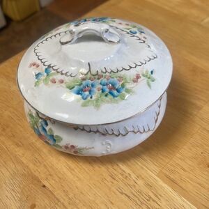 Beautiful vintage Victorian covered soap dish
